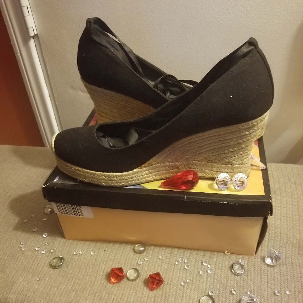 Wedge sandal in black